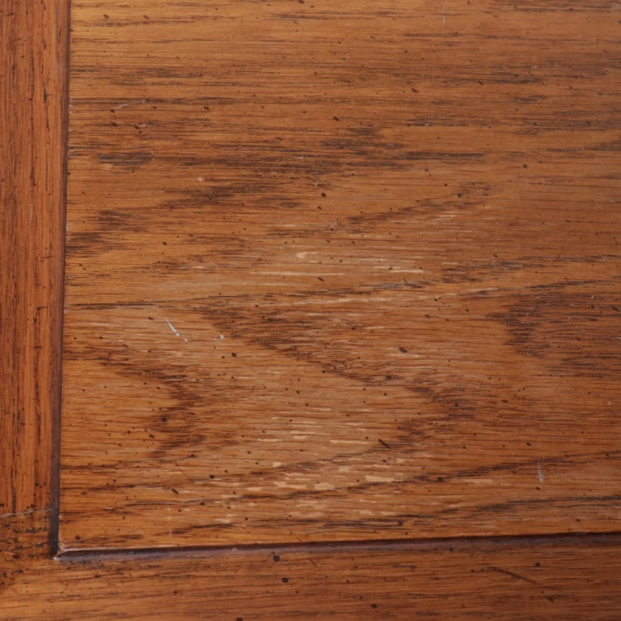 Young-Hinkle Oak Chest of Drawers ITMGQ08467