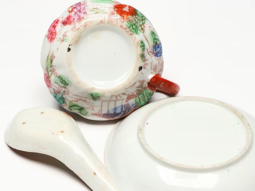 Chinese Rose Medallion with Other Bowls and Japanese Porcelain Table Accessories

#ITMGQ17607