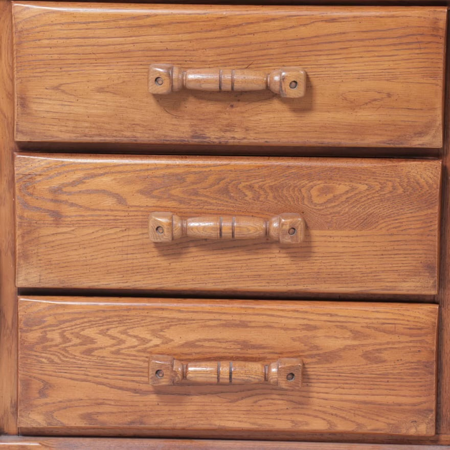 Young-Hinkle Oak Chest of Drawers ITMGQ08467