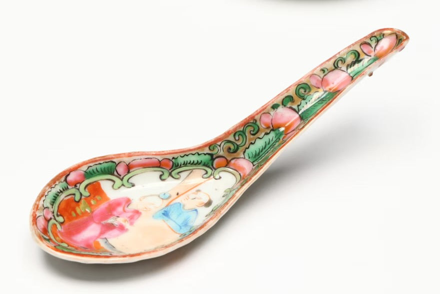 Chinese Rose Medallion with Other Bowls and Japanese Porcelain Table Accessories

#ITMGQ17607
