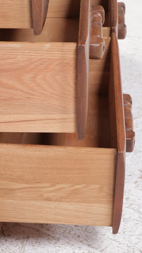 Young-Hinkle Oak Chest of Drawers ITMGQ08467