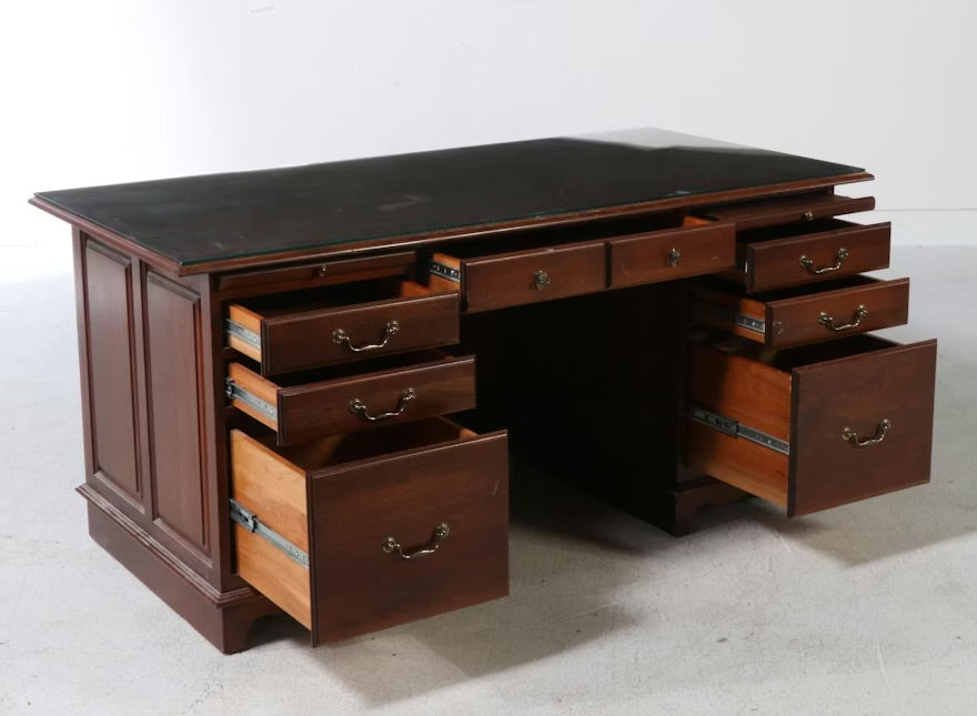The Custom Shoppe Georgian Style Mahogany Executive Desk