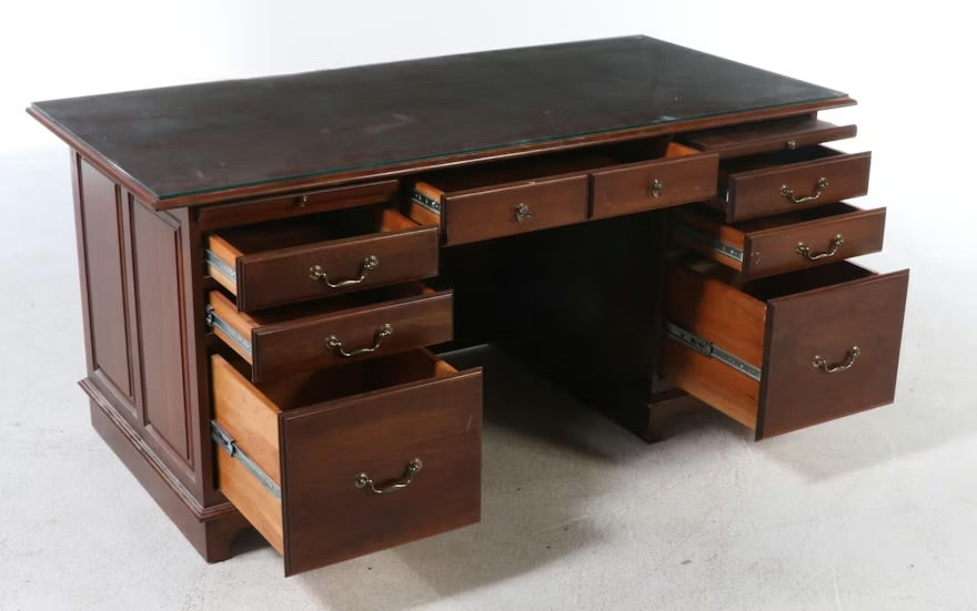 The Custom Shoppe Georgian Style Mahogany Executive Desk