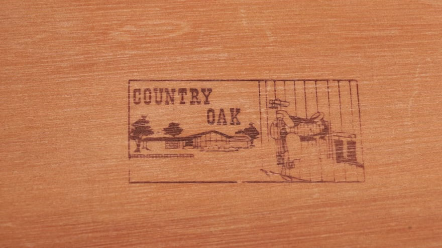 Young-Hinkle Oak Chest of Drawers ITMGQ08467